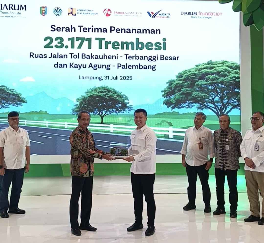 Director BLDF Jemmy Chayadi menyerahkan secara simbolis berupa penyerahan maket pohon trembesi