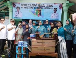 Kadis Sosial Aswarodi Dampingi Ketua TP PKK Purnama Wulan Sari Mirza Salurkan Bantuan Sembako dan UEP di Kota Metro