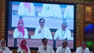 Dr. Agus Nompitu, S.E., M.T.P. (tengah) saat pimpin Sidang Pleno Mubes III IKA SMANDA Bandar Lampung, yang berlangsung di Aula Auditorium Universitas Teknokrat Indonesia, Sabtu 19 Juli 2025.