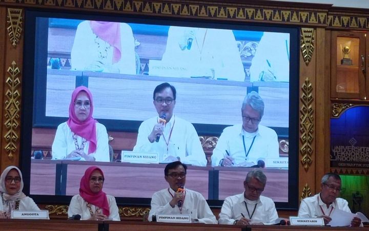 Dr. Agus Nompitu, S.E., M.T.P. (tengah) saat pimpin Sidang Pleno Mubes III IKA SMANDA Bandar Lampung, yang berlangsung di Aula Auditorium Universitas Teknokrat Indonesia, Sabtu 19 Juli 2025.