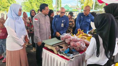 Kadis Ketahanan Pangan, Tanaman Pangan, dan Hortikultura (KPTPH) Provinsi Lampung, Ir. Bani Ispriyanto, M.M, Didampingi Kabid Ketersediaan dan Distribusi Pangan Dinas Ketahanan Pangan, Ely Nuratni Sari, S.P., M.M, bersama Kepala Lembaga Penyiaran Publik (LPP) Televisi Republik Indonesia (TVRI) Stasiun Lampung, muhammad Ikhsan,ST.MT, didampingi Katim Berita TVRI Lampung, Agus Mughni Hakim, S.E., M.H., meninjau Gerakan Pasar Murah, yang digelar di halaman Kantor TVRI Stasiun Lampung, Way Hui, Lampung Selatan, Sabtu 2 Agustus 2025.