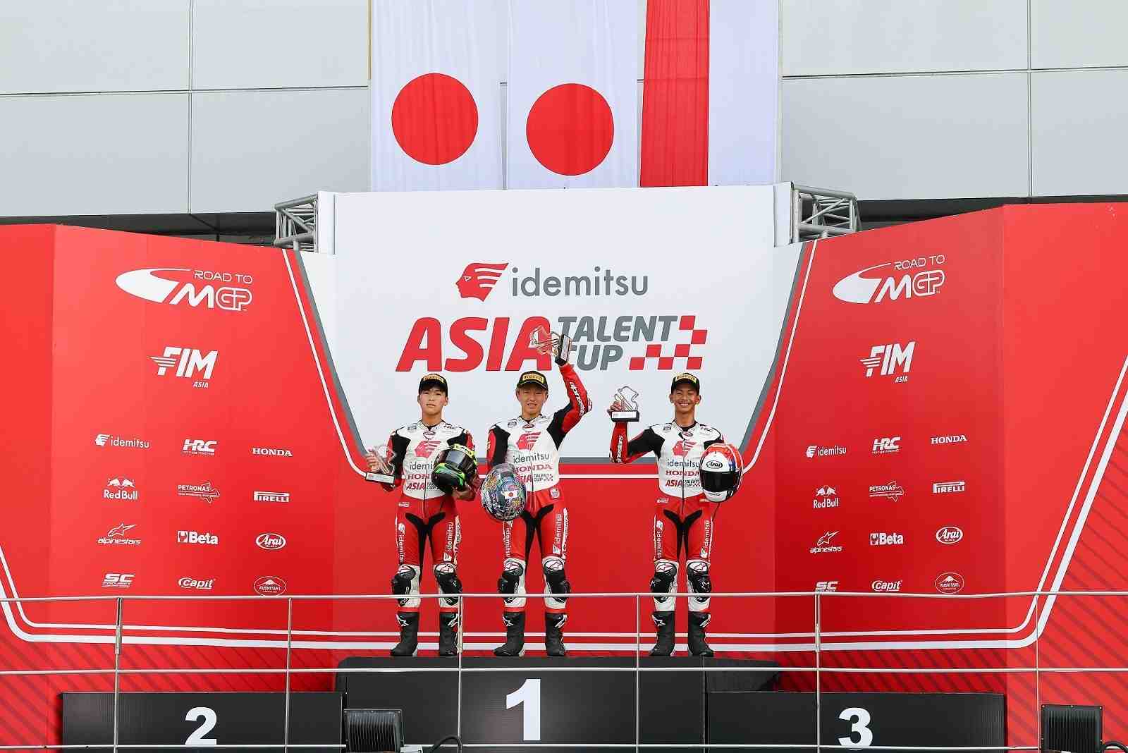AHM_IATC_01: Pebalap binaan PT Astra Honda Motor (AHM) Badly Ayatullah (kanan) berhasil meraih podium ketiga pada race pertama dan race kedua di ajang Idemitsu Asia Talent Cup (IATC) 2025 seri ketiga di Sepang International Circuit (3/8).