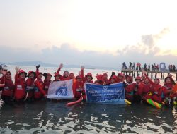 Komunitas Muslimah Swimming Squad (MSS) Chapter Lampung  Ikuti Upacara Di Atas Permukaan Laut Mutun