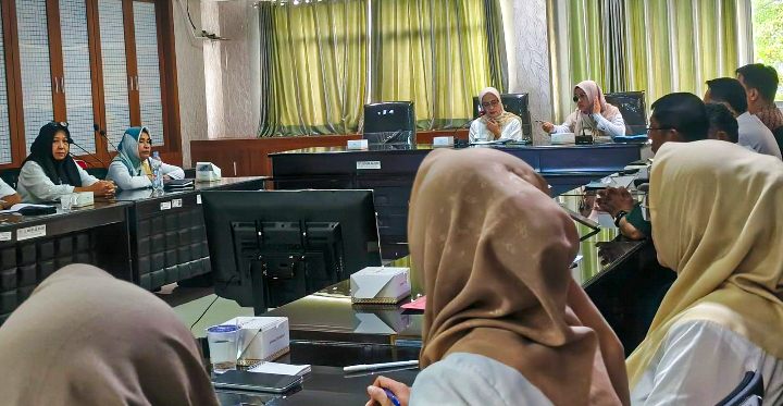Kepala Dinas Dinas Ketahanan Pangan, Tanaman Pangan dan Hortikultura (DKPTPH) Provinsi Lampung, Elvira Umihanni S.P., M.T., didampingi Kepala Bidang Ketersediaan dan Distribusi Pangan Dinas KPTPH Lampung Ely Nuratni Sari, memimpin Rakor Gerakan Selamatkan Pangan, bertempat di Ruang Rapat Kantornya, Rabu 10 September 2025.