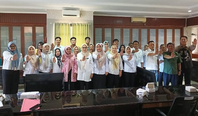 Kepala Dinas Dinas Ketahanan Pangan, Tanaman Pangan dan Hortikultura (DKPTPH)
Provinsi Lampung, Elvira Umihanni S.P., M.T., didampingi Kepala Bidang Ketersediaan dan Distribusi Pangan Dinas KPTPH Lampung Ely Nuratni Sari, bersama Peserta Rakor, Foto bersama, dan melakukan gerakan "Stop Boros Pangan,".