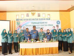 Wakil Bupati Lampung Tengah Bersama Ketua 1 Tim Penggerak PKK Lampung Tengah Secara Resmi Membuka Kegiatan Pembinaan Kader PKK