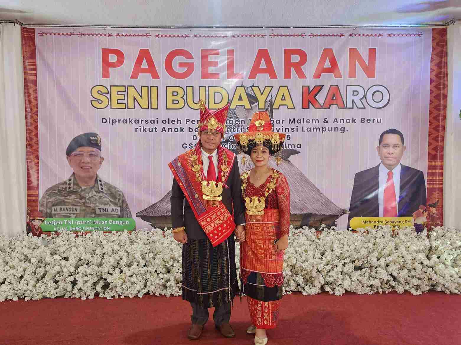 Ketua panitia M.Mahendra. Sebayang,S.H.M.H dan Istri