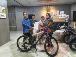 Kepala Bapenda Lampung Slamet Riadi Serahkan Hadiah Sepeda Kepada Warga Taat Pajak yang Beruntung
