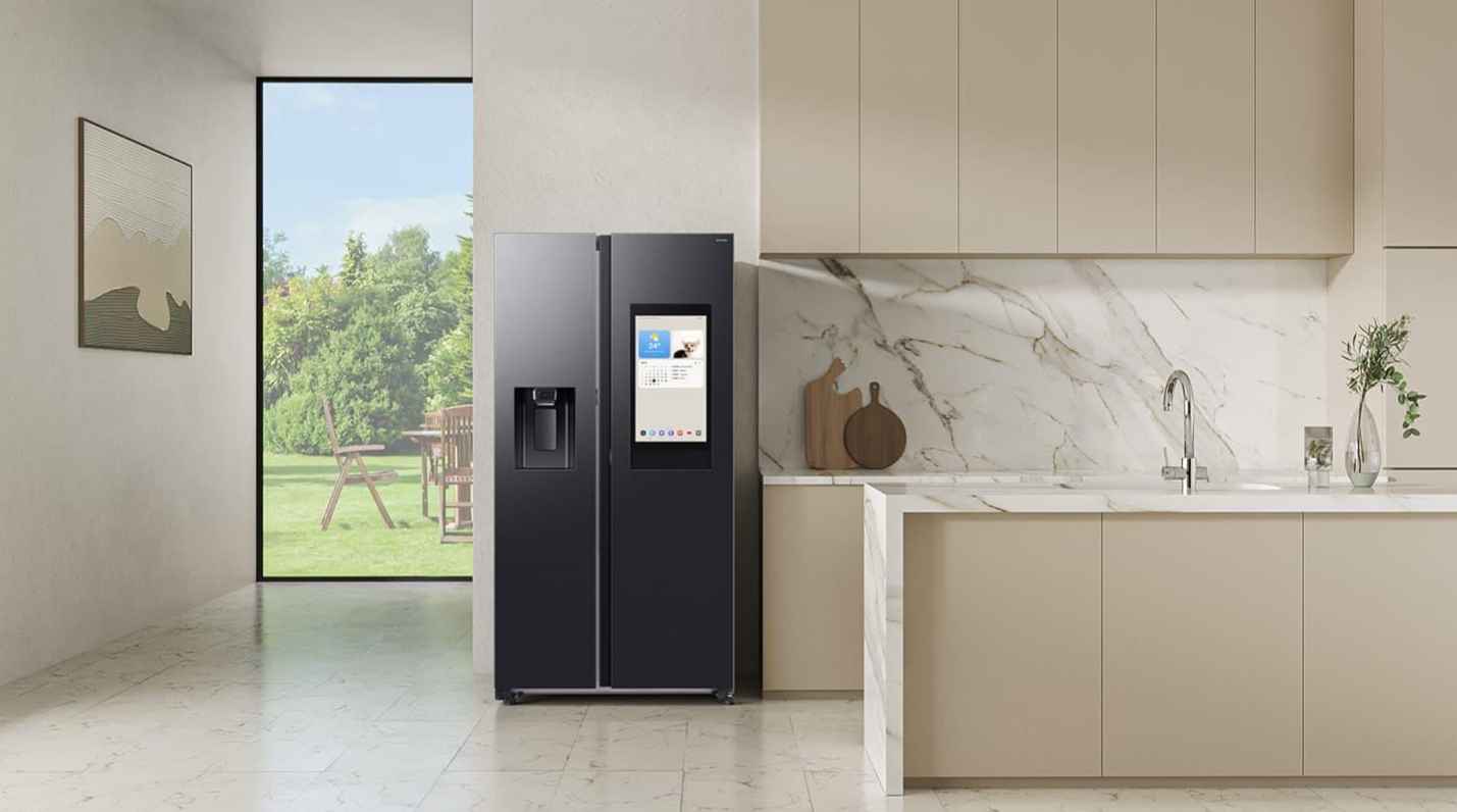 Kulkas Bespoke AI SBS Family Hub™ 641L. Lebih dari sekedar Kulkas – Anda dapat melihat isi kulkas melalui layar Family Hub™ maupun dari Smartphone Anda dengan fitur View Inside.