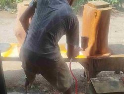 Disabilitas Fisik Ini Mampu Ciptakan Karya Seni Kerajinan Furniture yang Mewah
