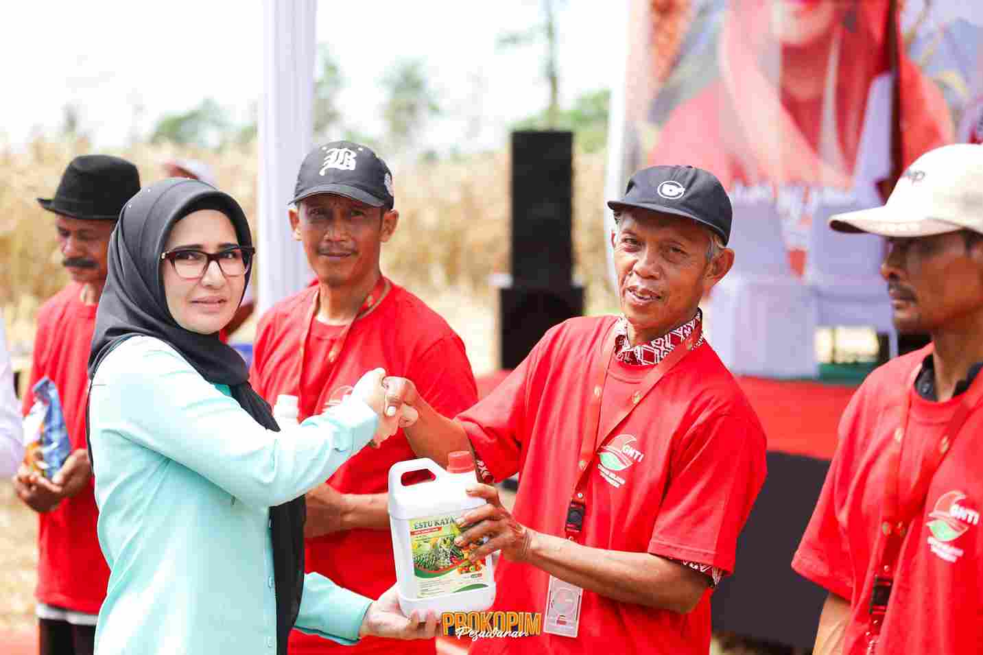 Bupati Pesawaran Hj. Nanda Indira B., S.E., M.M., serahkan bantuan untuk petani jagung id Desa Sinar Jati Tegineneng Pesawaran, pada acara panen raya jagung GNTI 