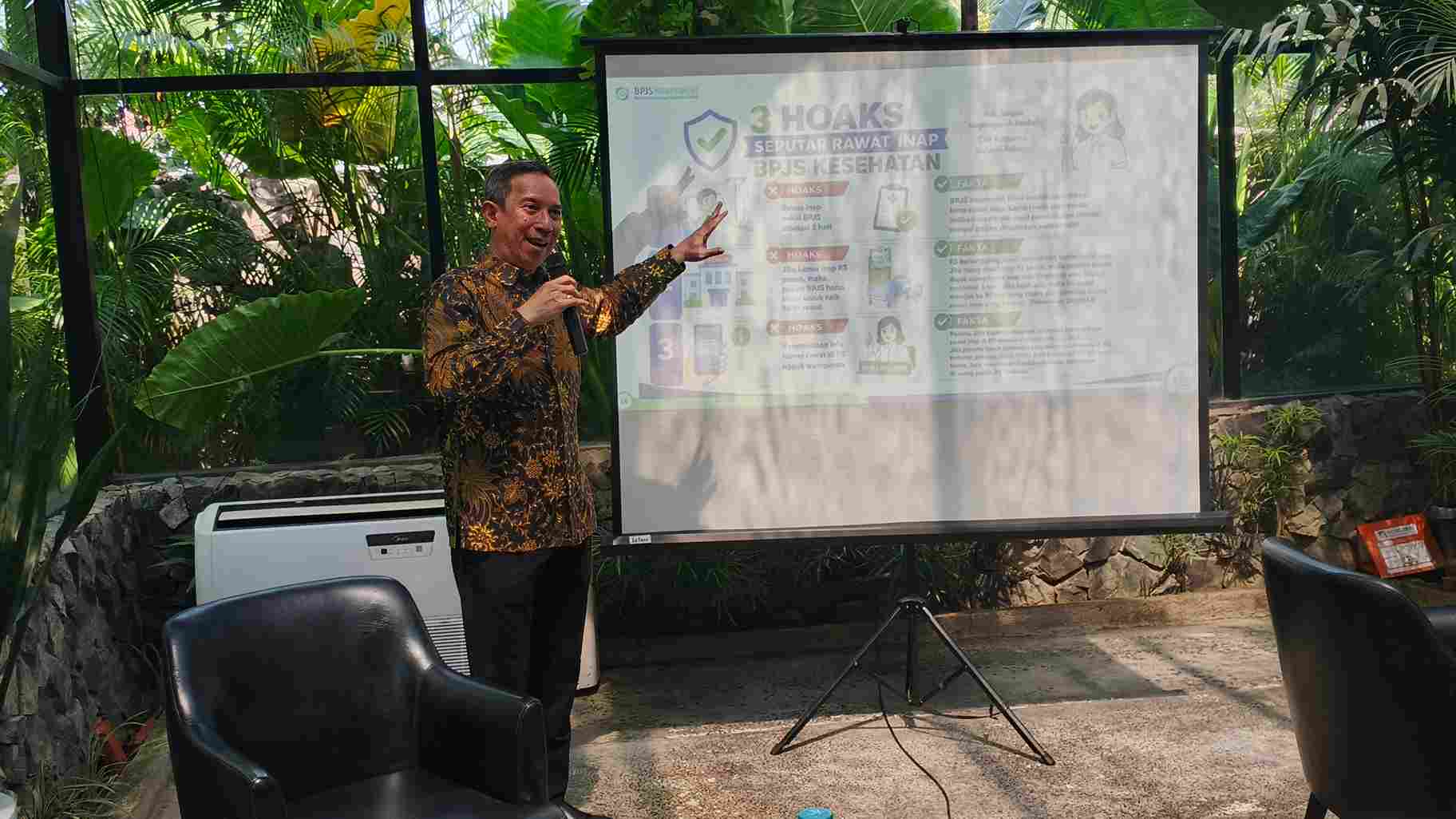 Kepala BPJS Bandar Lampung Herman Indratmo, tengah memaparkan capaian kinerja hingga Mei 2026, pada kegiatan media gathering, yang berlangsung di Kafe Hoffman Lane, Kamis, 9 Juli 2026.