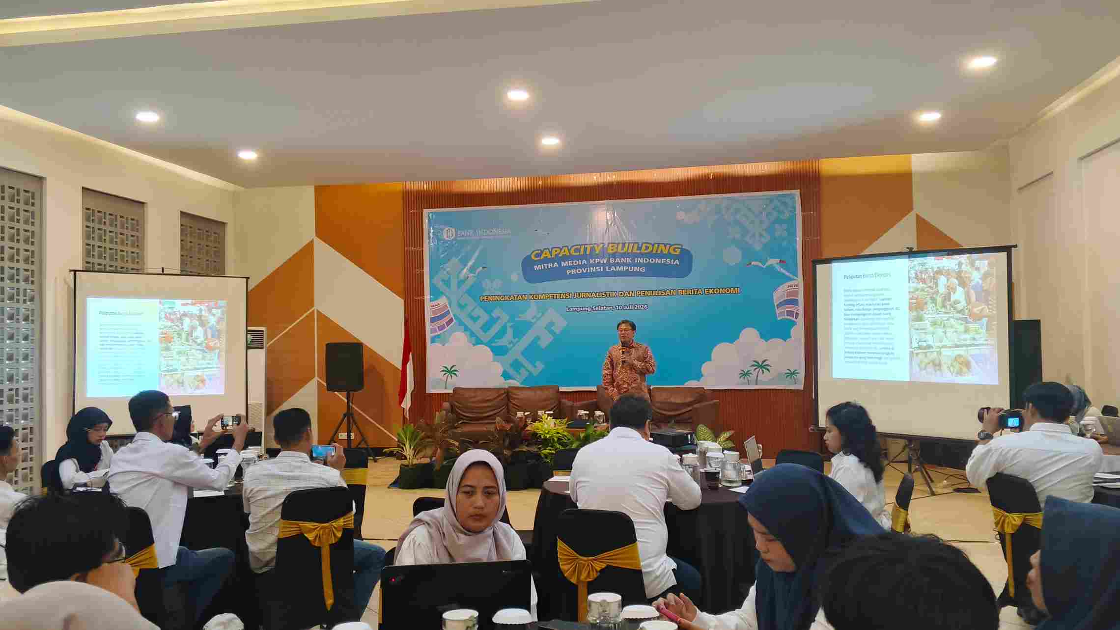 Anggota Dewan Pers RI, Abdul Manan (batik) saat memberikan materi jurnalistik, pada kegiatan Capacity Building, yang diadakan Bank Indonesia Kpw Lampung, di Grand Elty Krakatoa Resort, selama tiga hari, mulai Kamis hingga Sabtu, 9-11 Juli 2026.