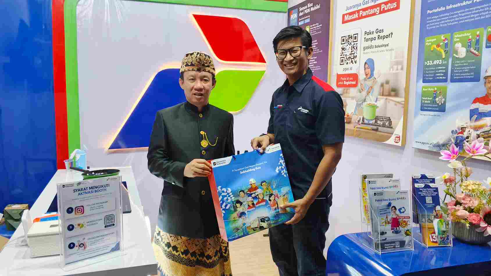 Dion Aji,
Analyst I Industry and Commerce Customer Management and Technical Services PGN Area Lampung, memberikan cedera mata kepada Sekdaprov Lampung Marindo Kurniawan, saat mengunjungi Dapur Gaskita, di acara Bandar Lampung Expo 2026, Jum'at 17 Juli 2026.