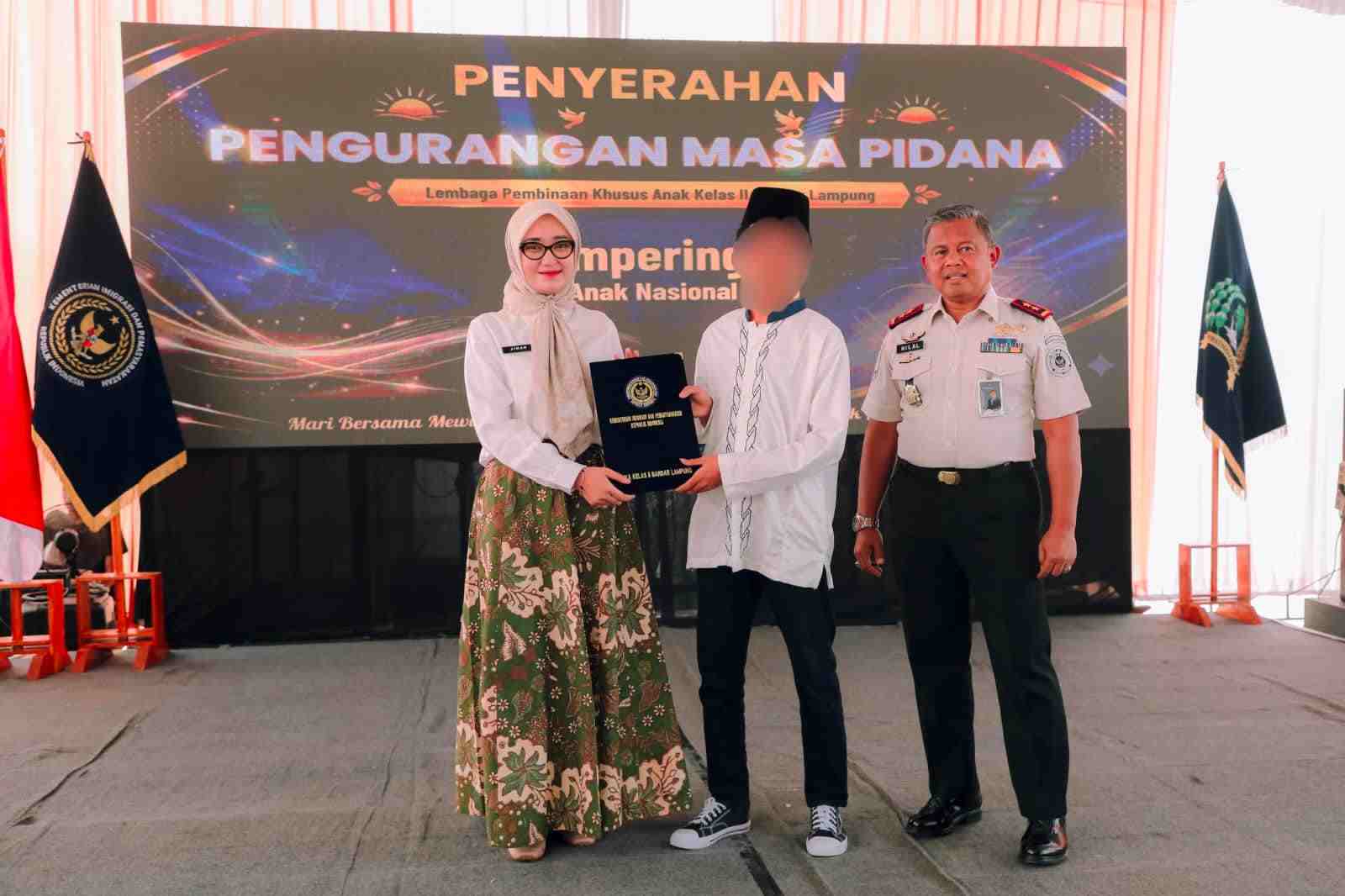 Wakil Gubernur Lampung dr. Jihan Nurlela, didampingi KaKanwil Ditjenpas Lampung Dr. M. Hilal, S.H., M.Si.,. menyerahkan remisi kepada 45 anak binaan, di acara peringatan Hari Anak Nasional (HAN), di LPKA Kelas II Bandarlampung, di Pesawaran, Kamis, 23 Juli 2026.