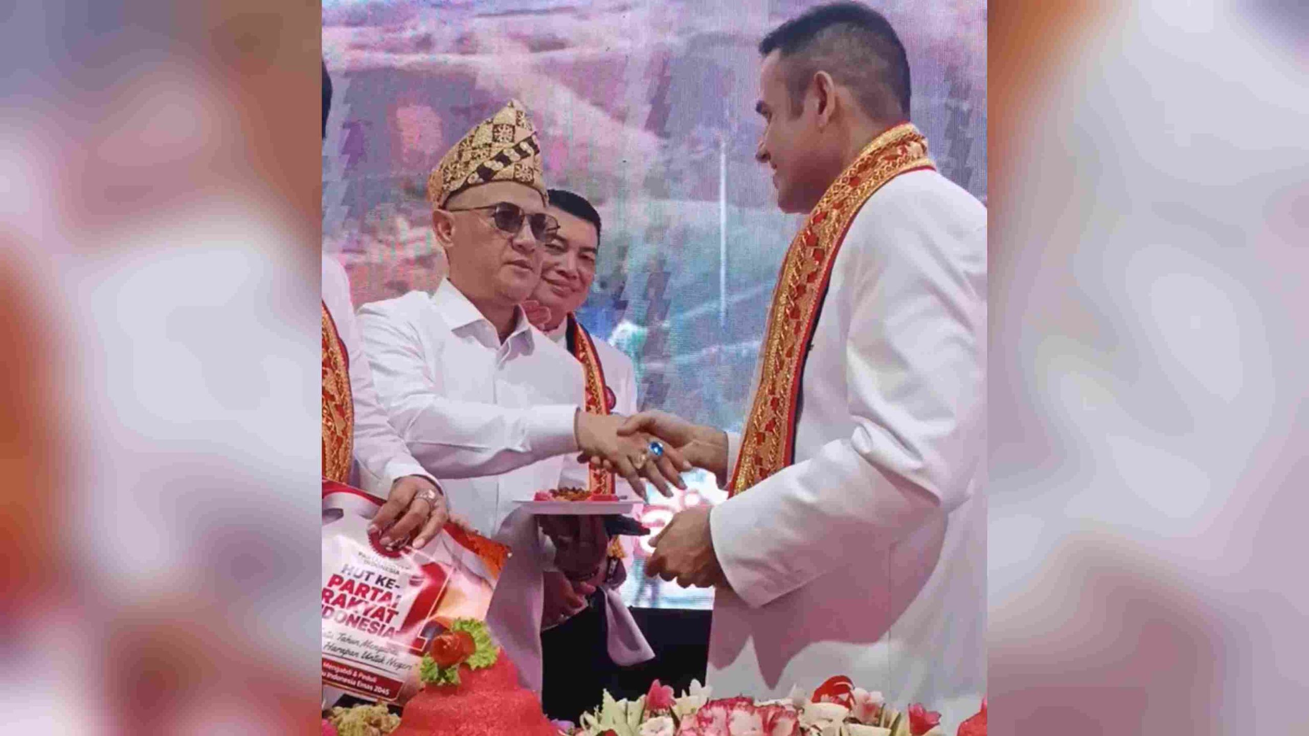 Ketum PRI Nazaruddin memberikan potongan nasi tumpeng kepada Ketua DPD PRI Lampung Andi Wawan Thohir Balau, di acara HUT Ke-1 Partai Rakyat Indonesia (PRI) di bandar Lampung, Sabtu 8 Agustus 2026.