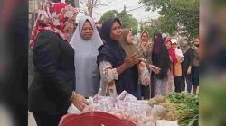 Rosdiana, S.H., yang juga akrab disapa dengan panggilan akrab "Mami Rosdiana", Anggota Komisi IV DPRD Kabupaten Lampung Selatan dari Fraksi PDI Perjuangan, tengah membagikan kebutuhan pokok masyarakat melalui program "Jumat Berbagi", (14/8/2026).