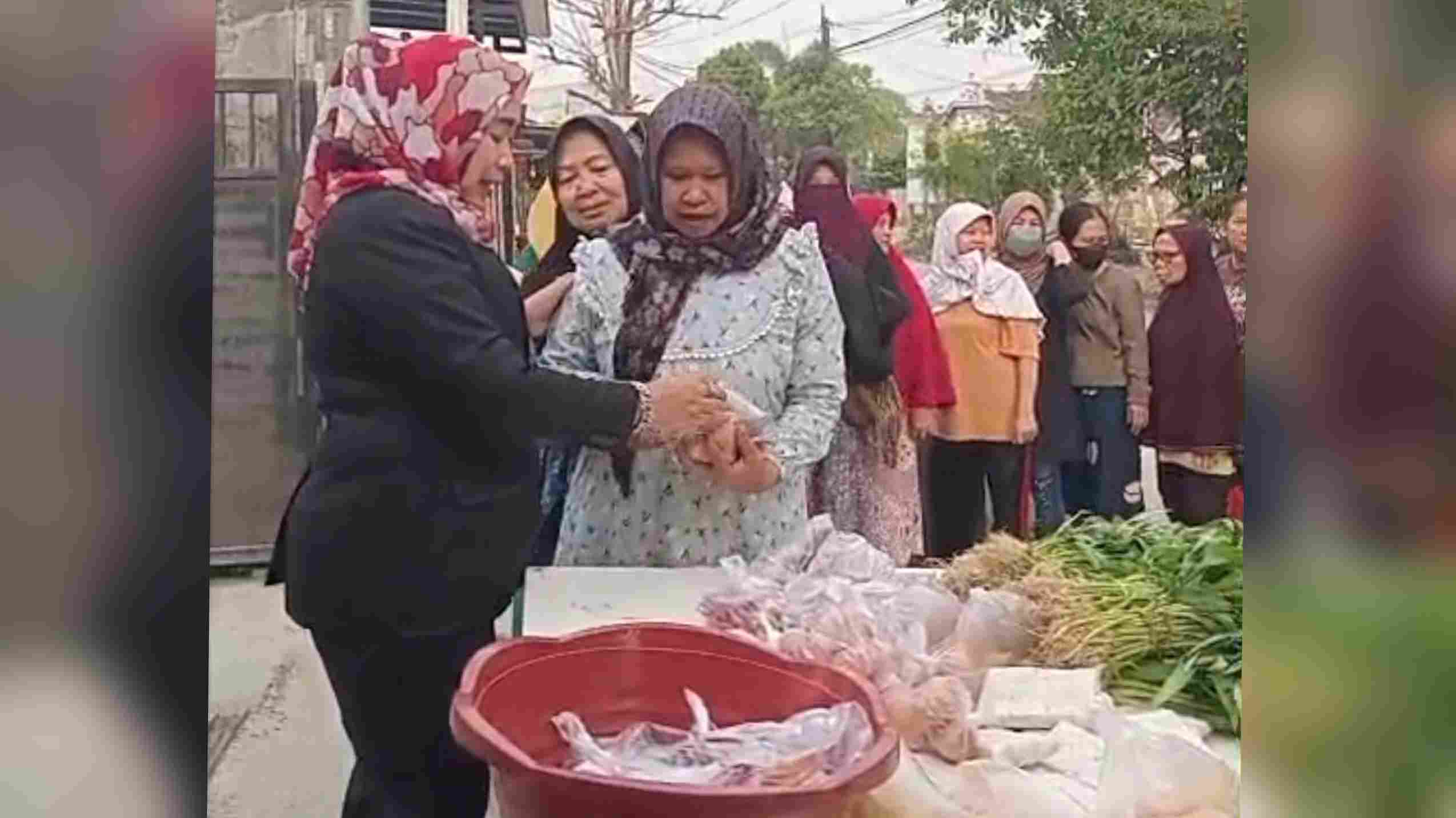 Rosdiana, S.H., yang juga akrab disapa dengan panggilan akrab "Mami Rosdiana", Anggota Komisi IV DPRD Kabupaten Lampung Selatan dari Fraksi PDI Perjuangan, tengah membagikan kebutuhan pokok masyarakat melalui program "Jumat Berbagi", (14/8/2026).