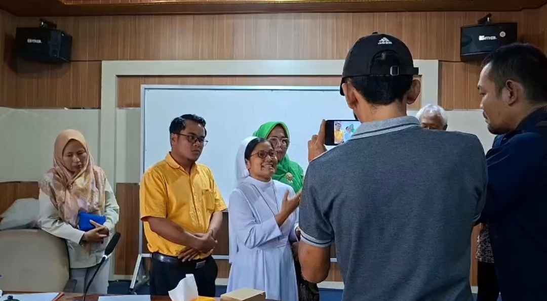 Direktur Rumah Sakit Maria Regina Kotabumi, dr. Andrea Susanti, memberikan penjelasan resmi terkait kronologi penanganan medis terhadap pasien yang sempat memicu kesalahpahaman publik. Klarifikasi tersebut disampaikan usai menghadiri Rapat Dengar Pendapat (RDP) bersama DPRD Kabupaten Lampung Utara, Jumat (9/10/2026).
