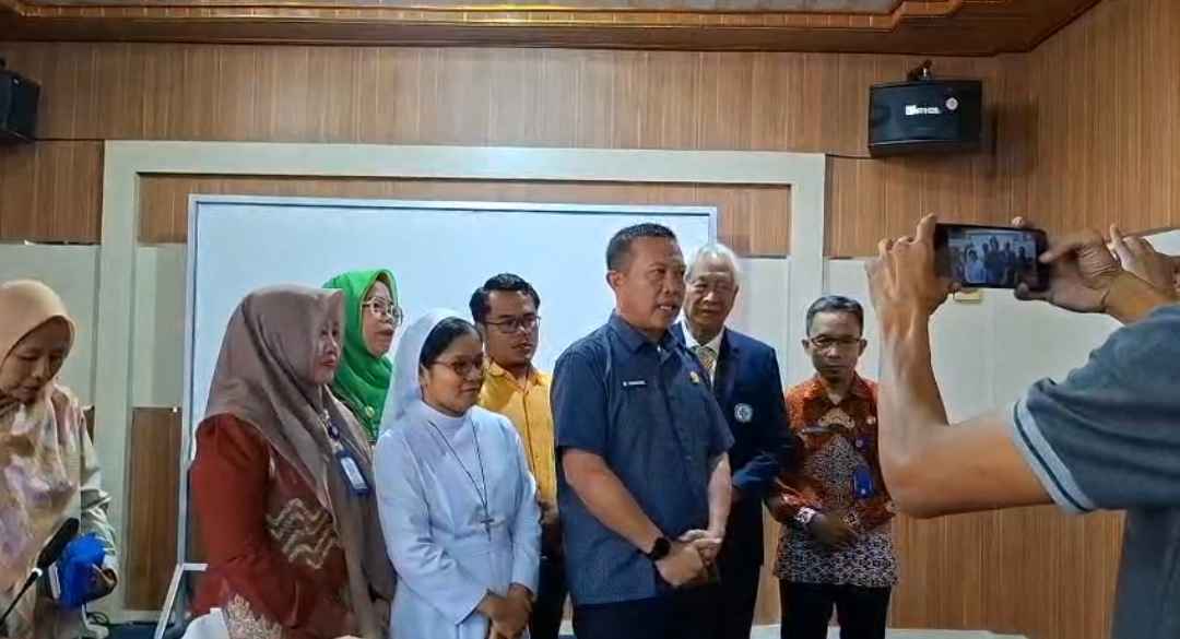 Ketua DPRD Lampung Utara, M. Yusrizal, saat diwawancarai awak media, usai Rapat Dengar Pendapat (RDP) terkait persoalan pelayanan dan isu dugaan kesalahan pemberian obat terhadap pasien bernama Supaino (alm), di rumah sakit setempat. Rapat yang dihadiri oleh berbagai pihak kompeten ini berlangsung pada Jumat (9/10/2026).