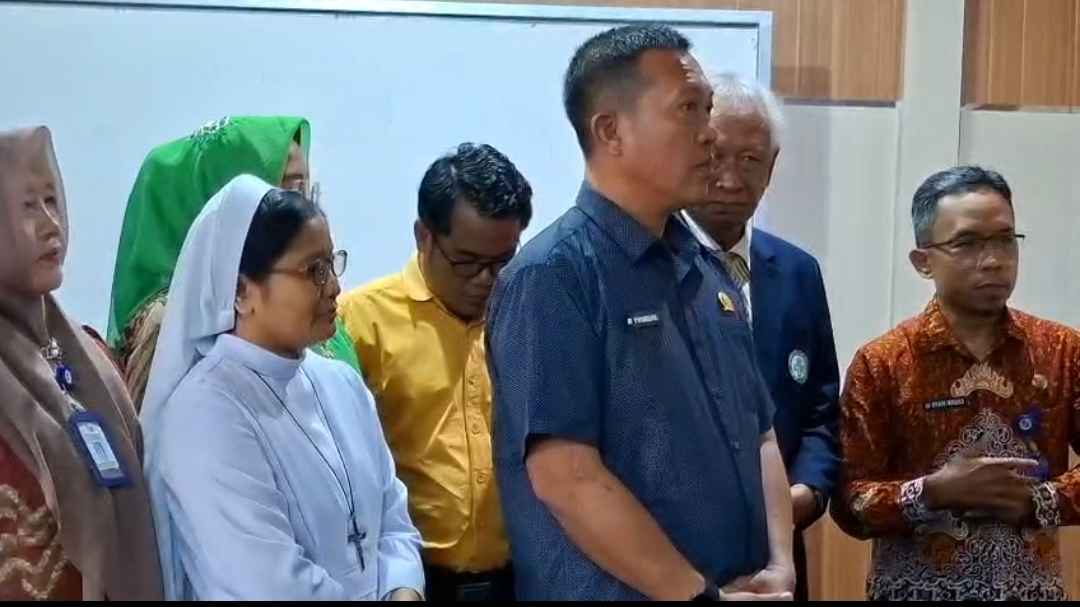 Ketua IDI Lampung Utara Dian Maulidi (batik coklat) saat memberikan keterangan kepada awak media, usia RDP di DPRD Lampung Utara, Jumat 9 Oktober 2026.