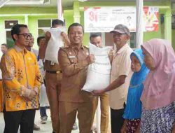 Bupati Pringsewu Serahkan Bantuan Beras di Bumiarum