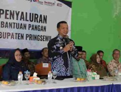 Bupati Pringsewu Serahkan Bantuan Pangan Kepada Warga Fajarmulia Pagelaran Utara