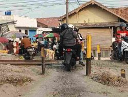 Pengendara Motor Tertemper Kereta Api di Perlintasan Sebidang Kelurahan Surabaya – Jagabaya II