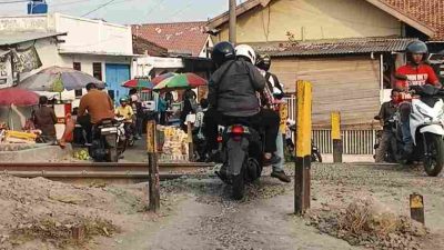 Pengendara Motor Tertemper Kereta Api di Perlintasan Sebidang Kelurahan Surabaya – Jagabaya II