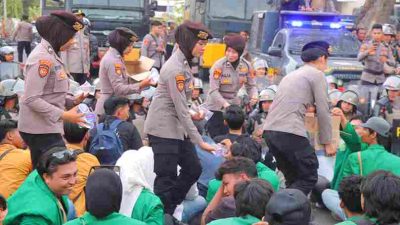 Aksi Humanis Polwan Polda Lampung, Bagikan Air Minum kepada Massa Pendemo di Gedung DPRD